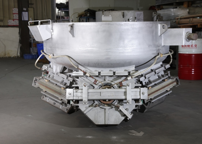 Industrial electric furnace for melting copper