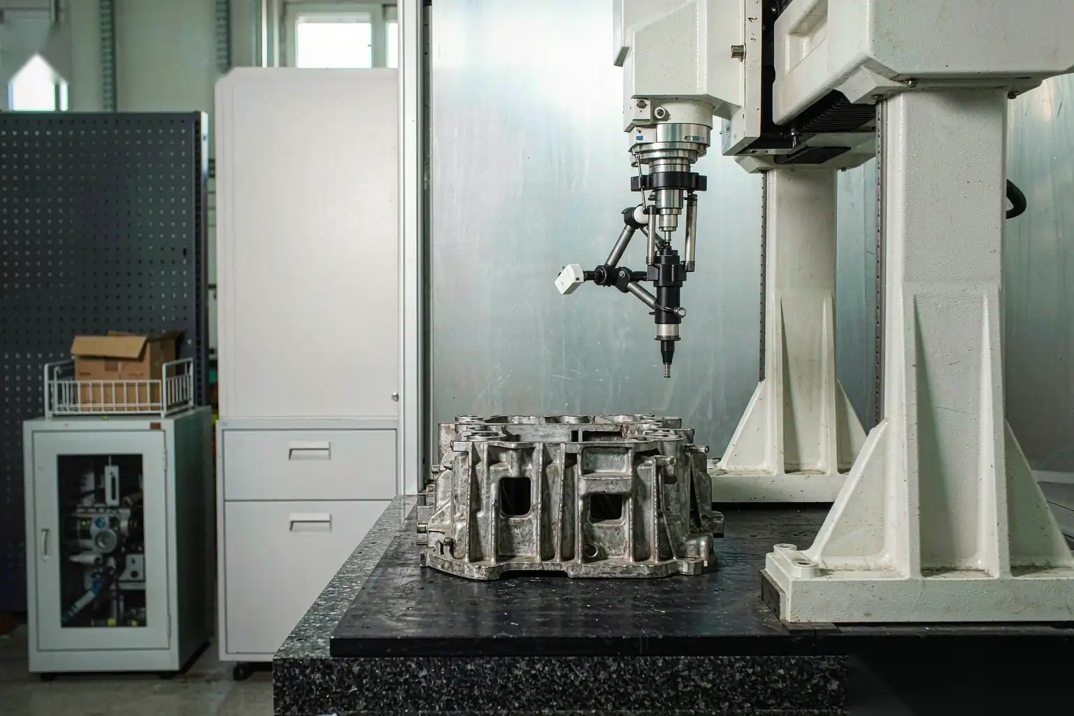Máquina de medición automatizada inspeccionando piezas fundidas para control de calidad
