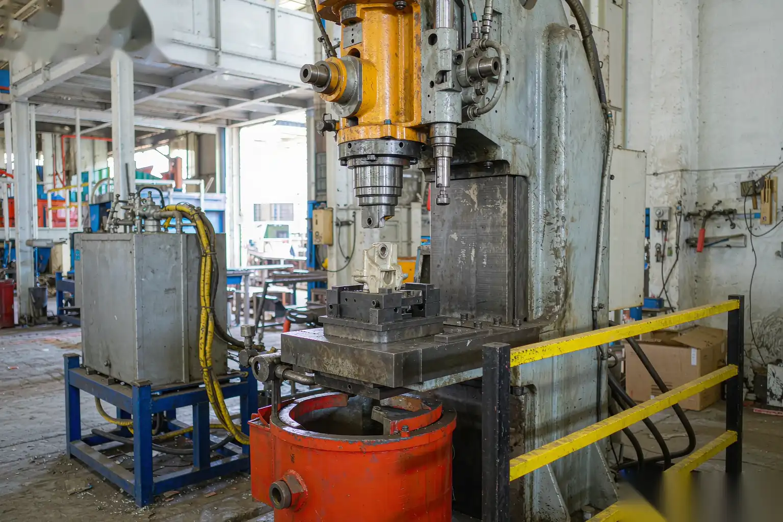 Máquina de fundición a presión en una fundición
