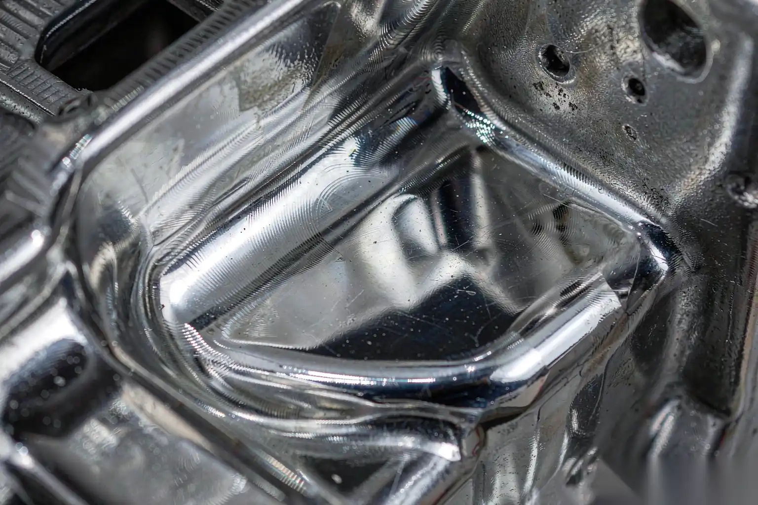 Robotic polishing cell finishing a cosmetic die cast surface
