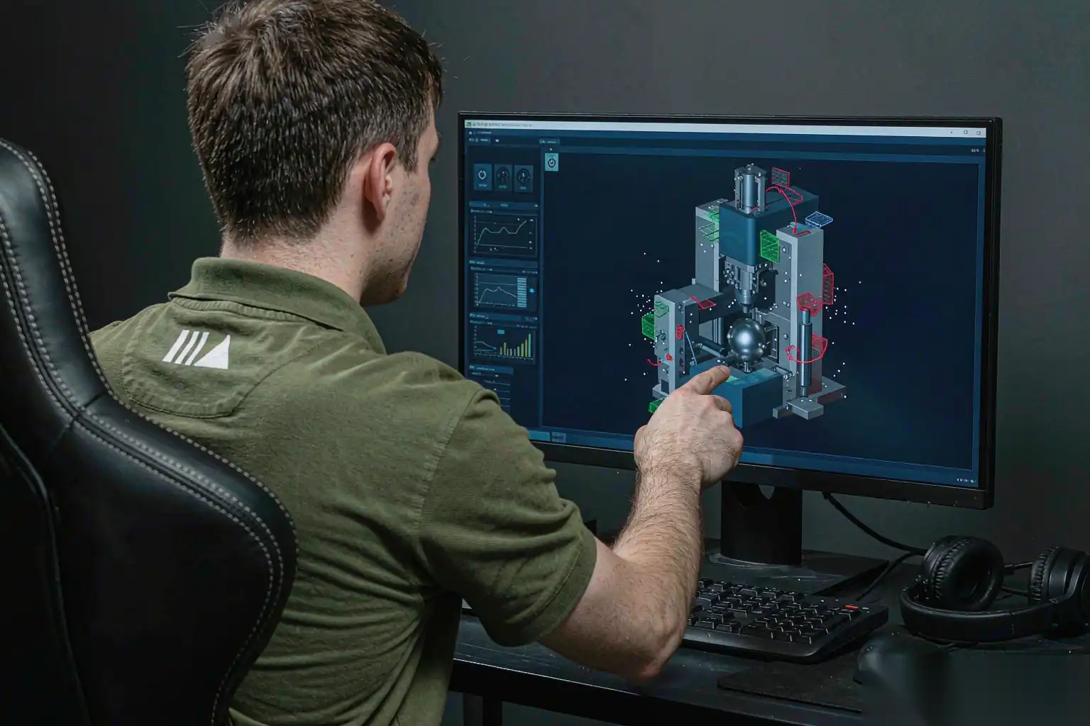 Ingeniero viendo en la pantalla un modelo de gemelo digital de una fundición a presión.