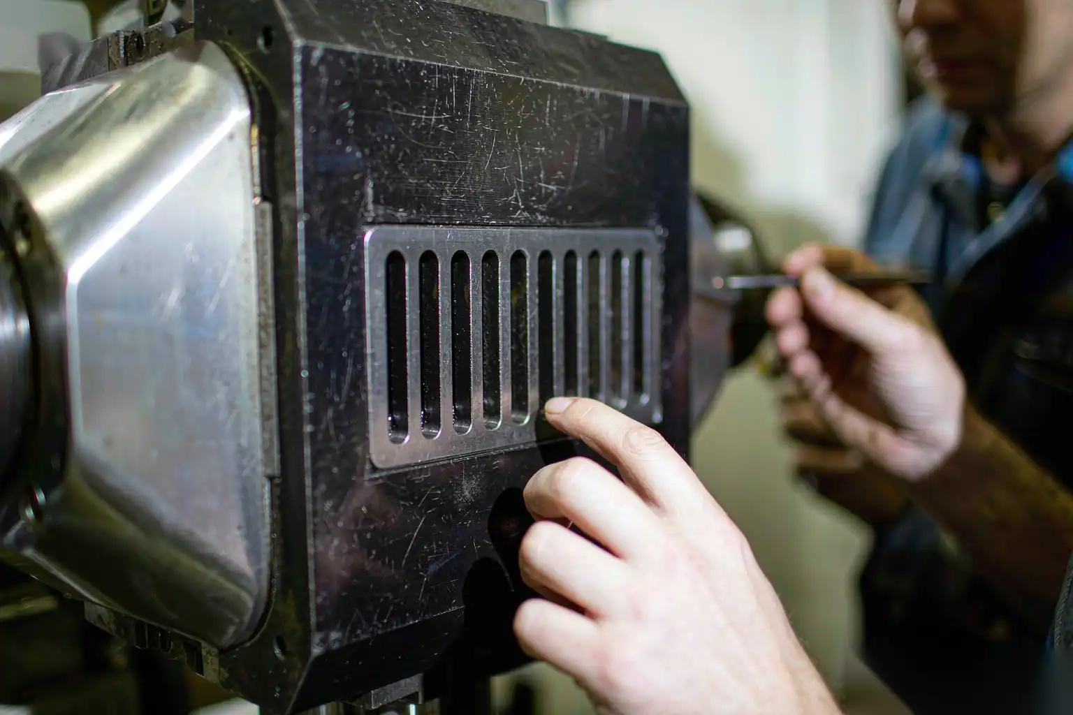 Primer plano de ranuras de ventilación en una herramienta de fundición a presión